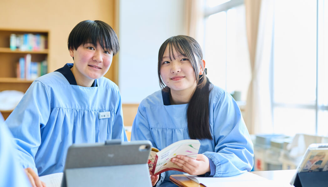 資料を見ながら学ぶ生徒