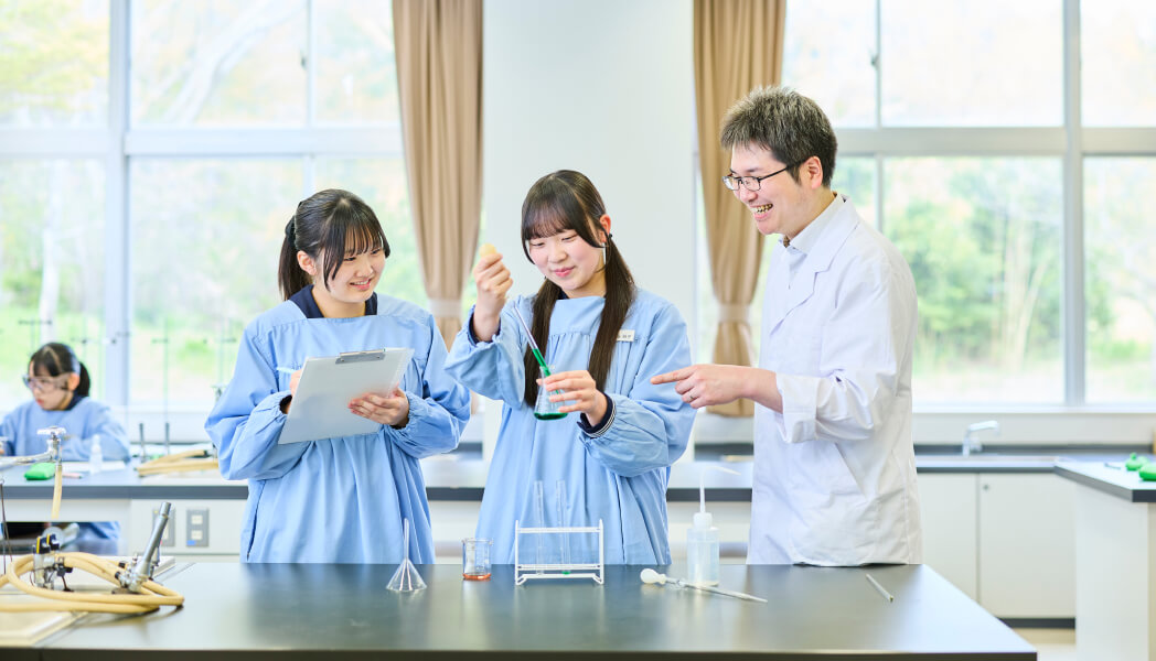 理系の実験に取り組む生徒